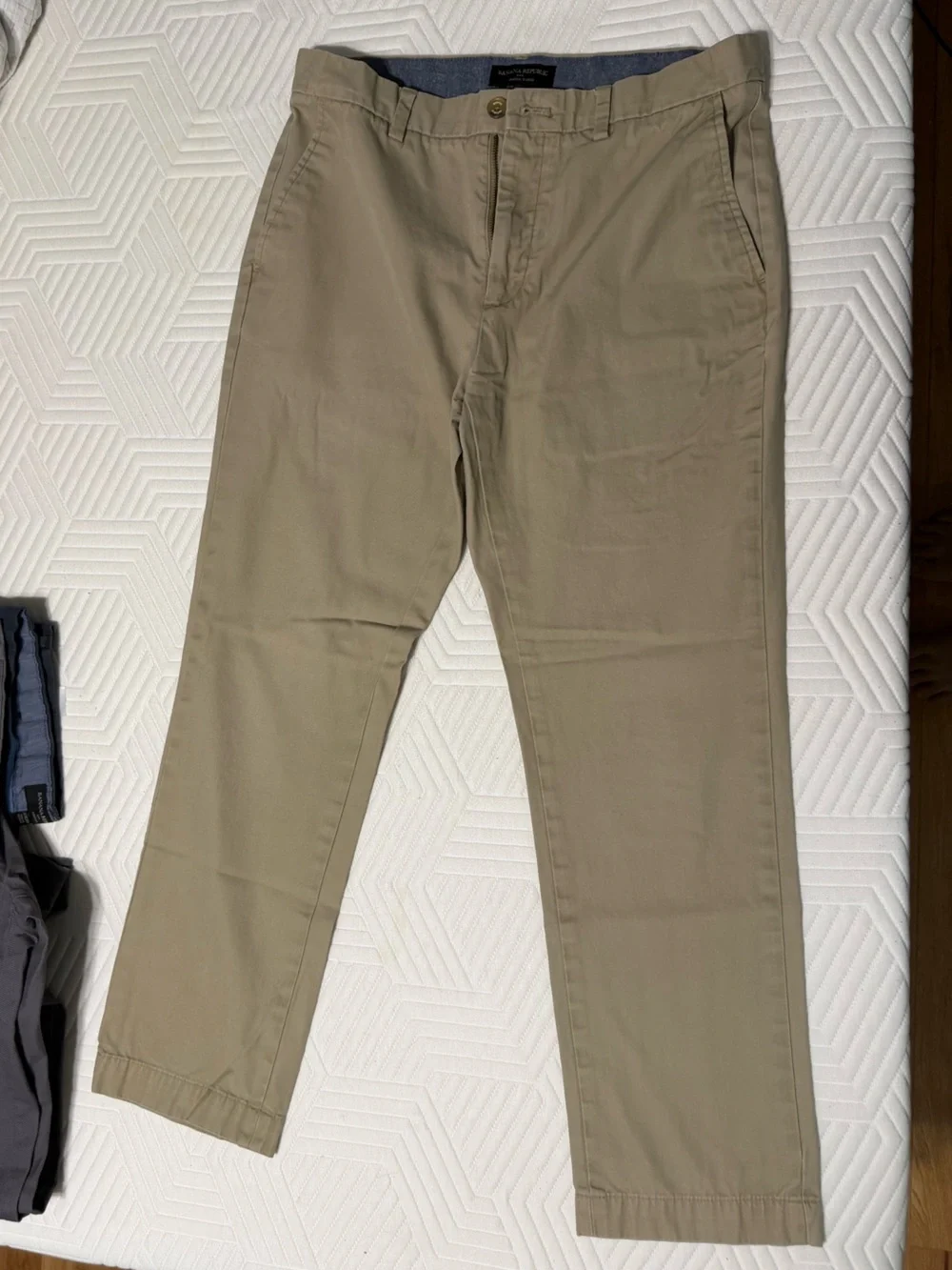 Banana Republic Men's Aiden Chino in Khaki 33x30